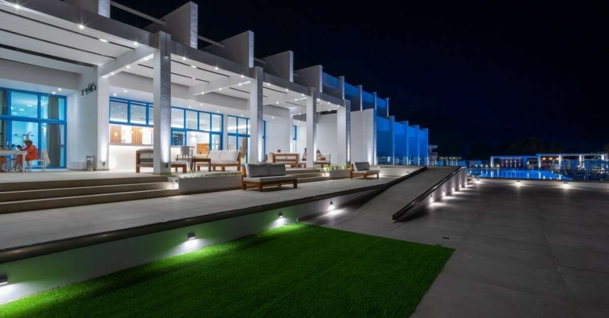 Een foto van het terras bij Kamari Plus Hotel