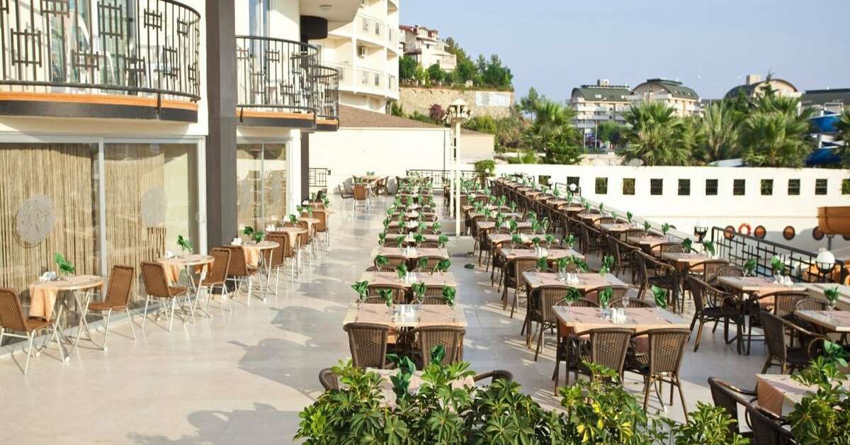 Een foto van het terras bij Arabella World Hotel