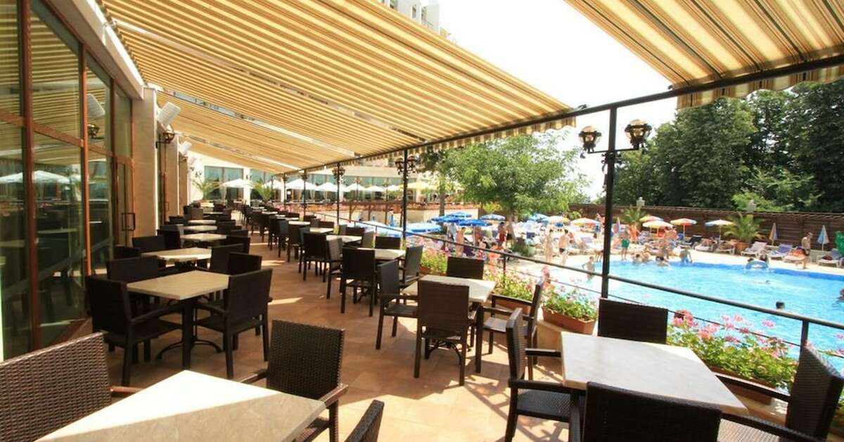 Een foto van het terras bij Hotel Mirabelle