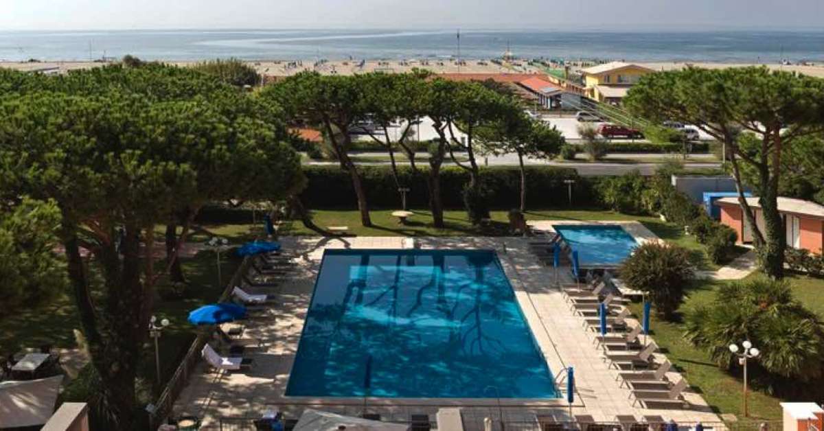 Een foto van het zwembad bij Versilia Palace Hotel