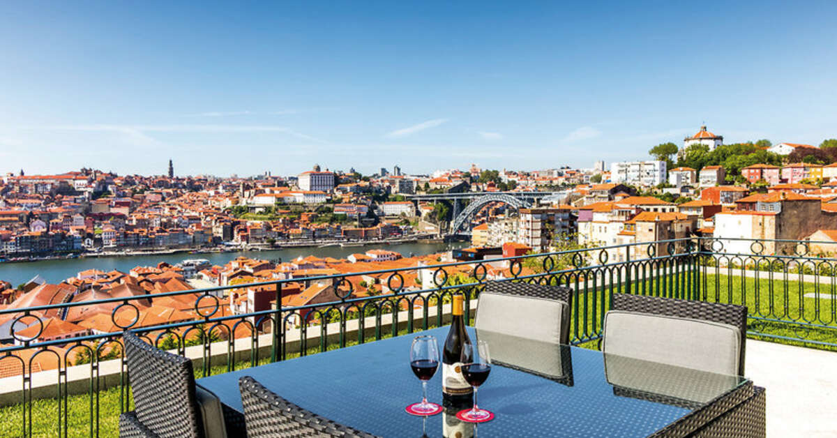 Een foto van het terras bij The Yeatman Hotel
