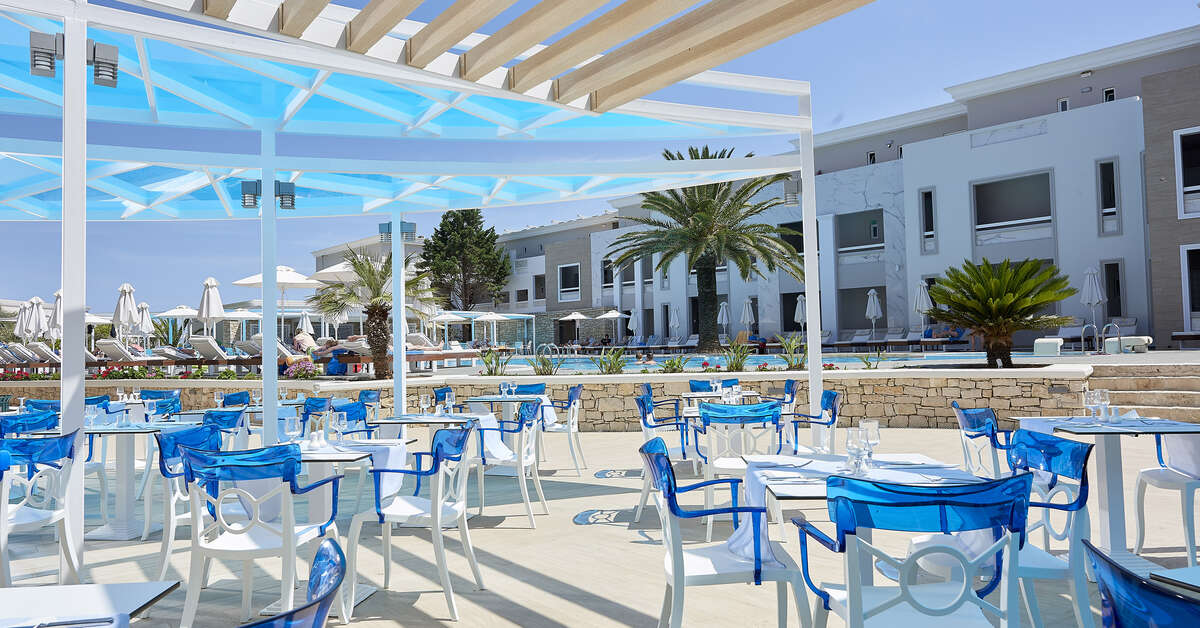 Een foto van het terras bij Mythos Palace Resort & Spa