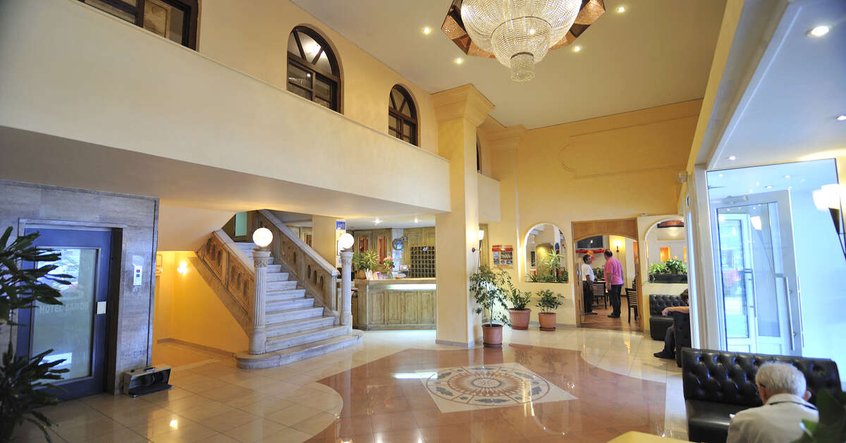Een foto van het interieur van Samos Hotel