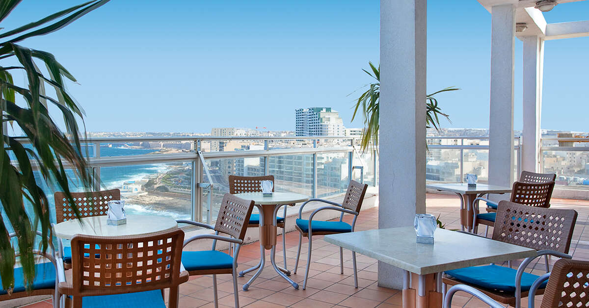Een foto van het terras bij Preluna Hotel & Spa