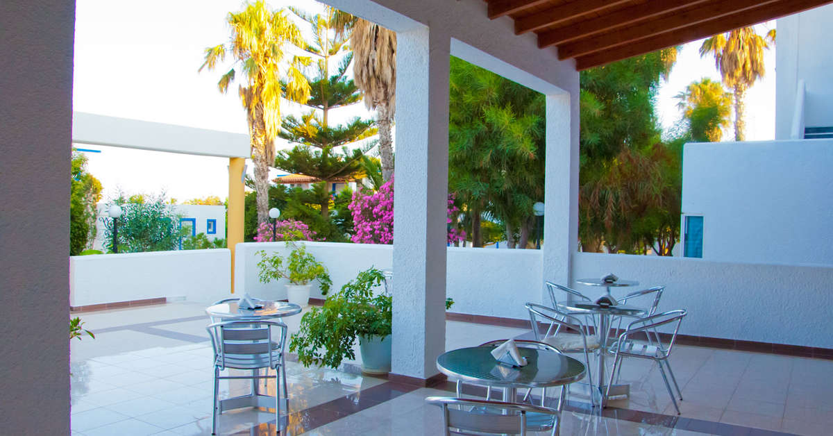 Een foto van het terras bij Hotel Tigaki's Star