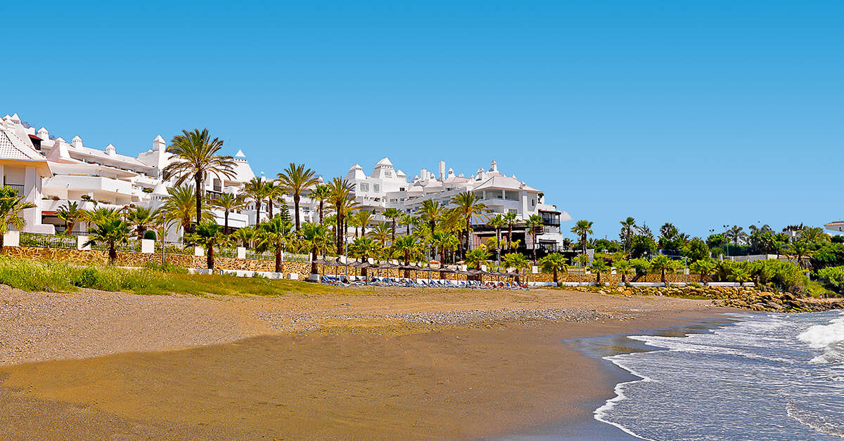 Een foto van het strand bij H10 Estepona Palace