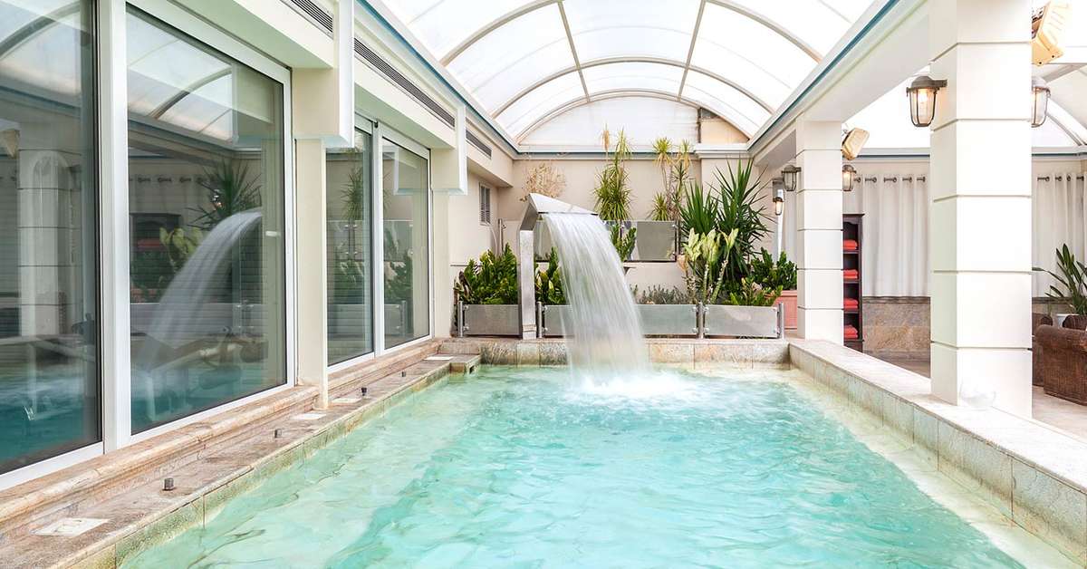 Een foto van het zwembad bij Coral Hotel