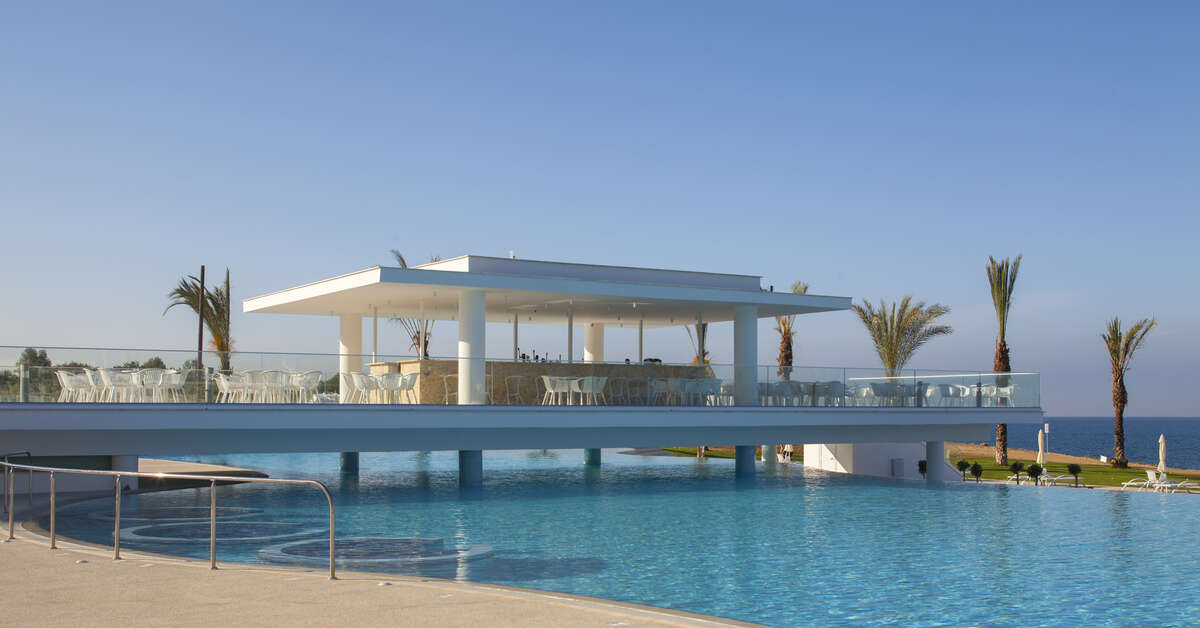 Een foto van het zwembad bij The King Evelthon Beach Hotel & Resort