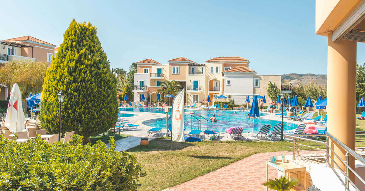 Een foto van het zwembad bij Chrispy Waterpark Resort