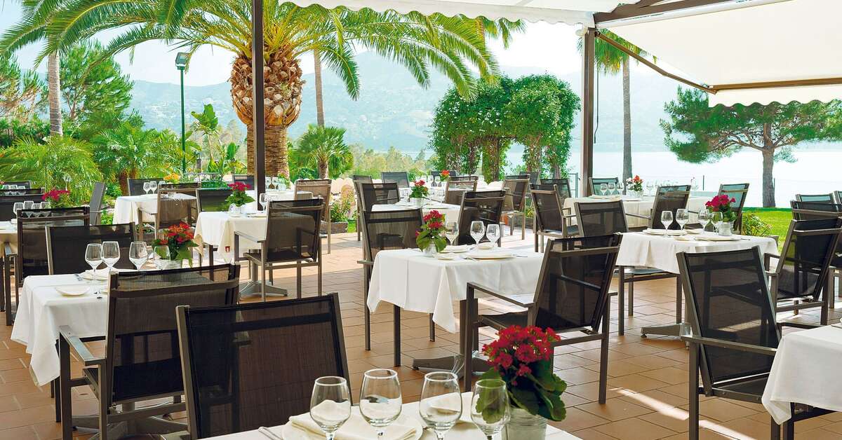Een foto van het terras bij B bou Hotel La Vinuela & Spa