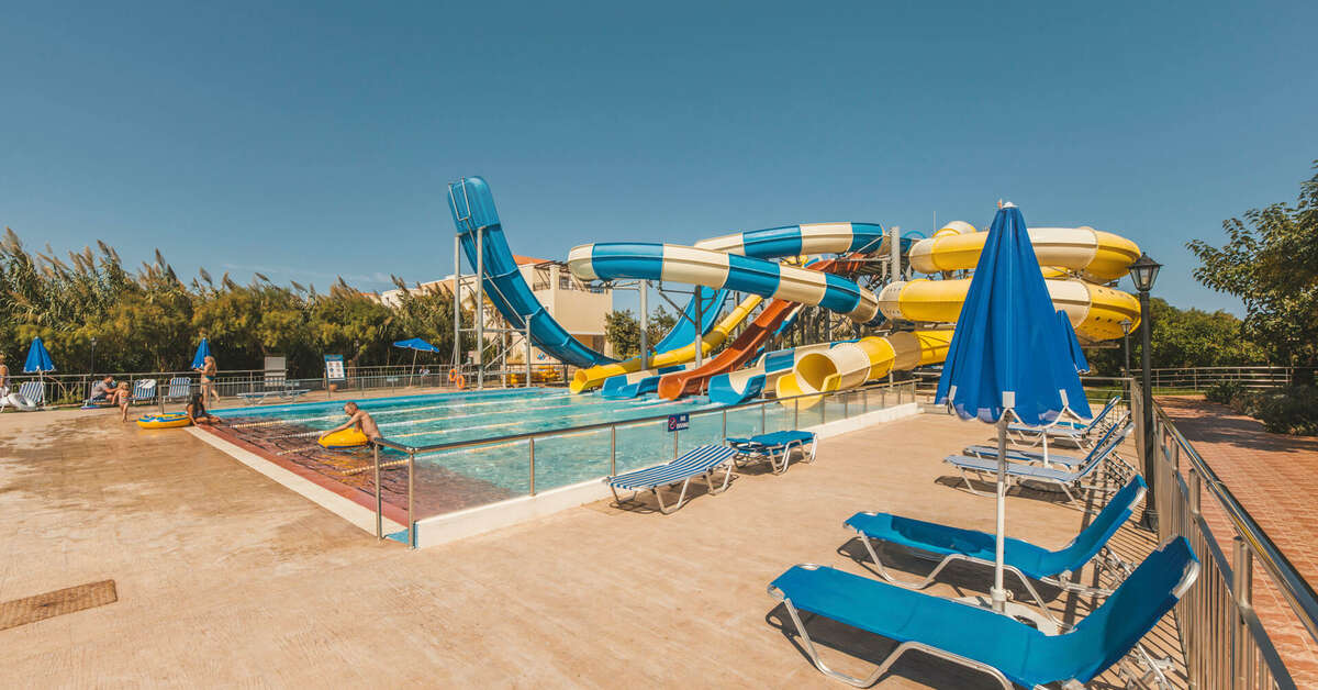 Een foto van het zwembad bij Chrispy Waterpark Resort