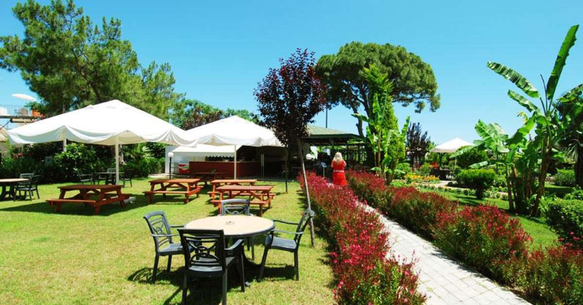 Een foto van het terras bij Zena Resort Hotel