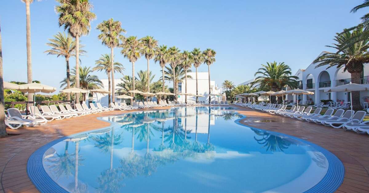 Een foto van het zwembad bij Grupotel Mar de Menorca