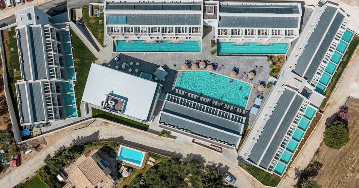Ein Foto vom Pool im Mirage Bleu Hotel