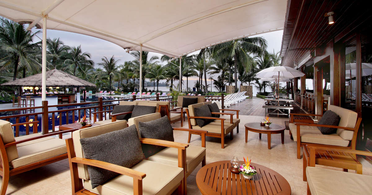 Een foto van het terras bij Sunprime Kamala Beach