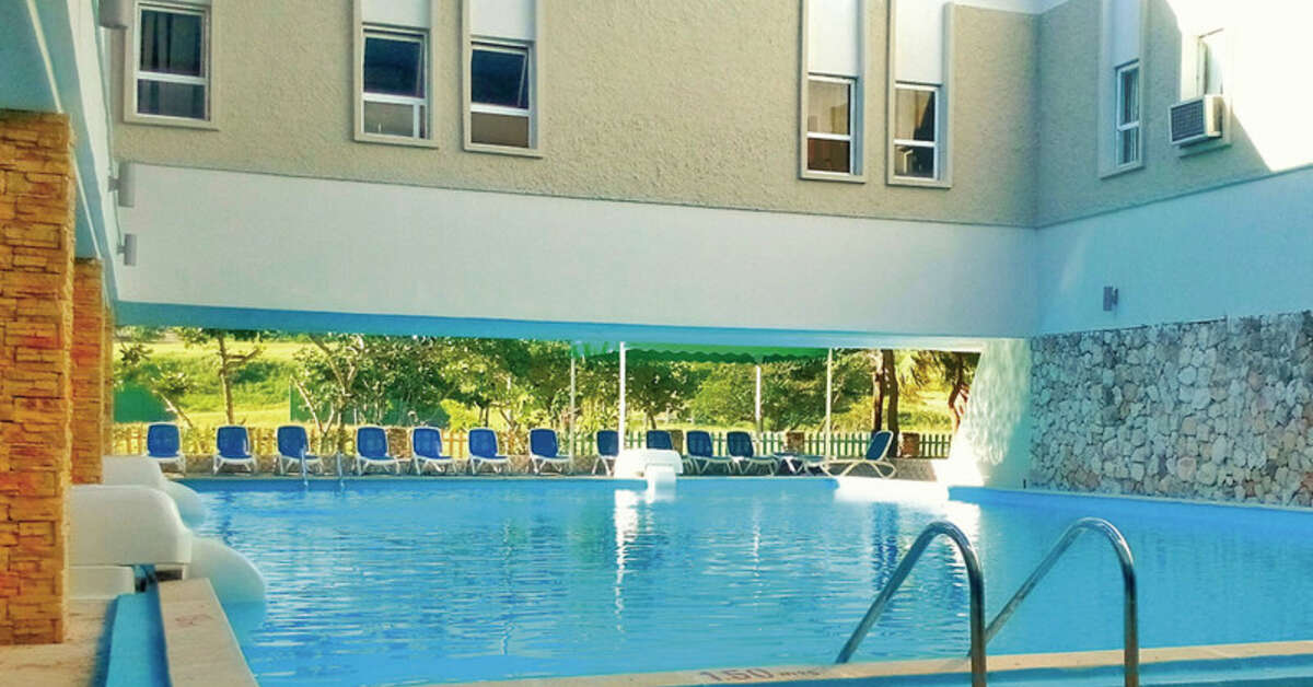 Ein Foto vom Pool im MarAzul Hotel