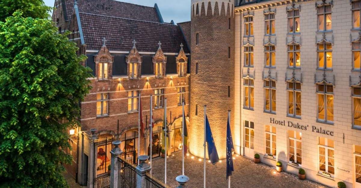 Een foto van de buitenkant van Dukes' Palace