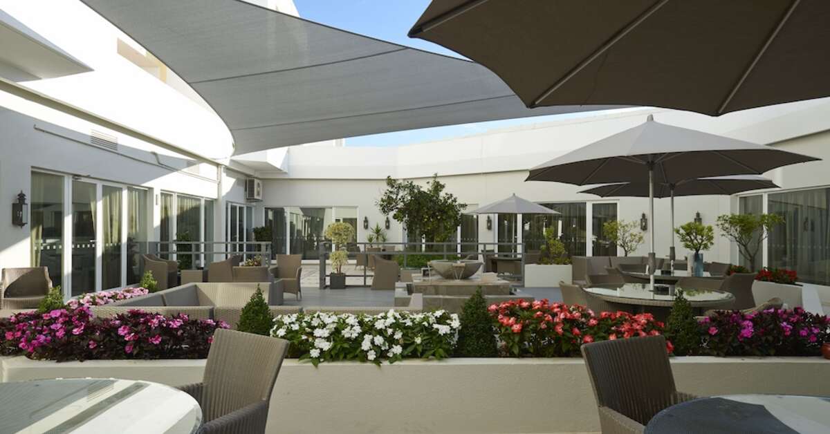 Ein Foto von der Terrasse im Dona Filipa Hotel
