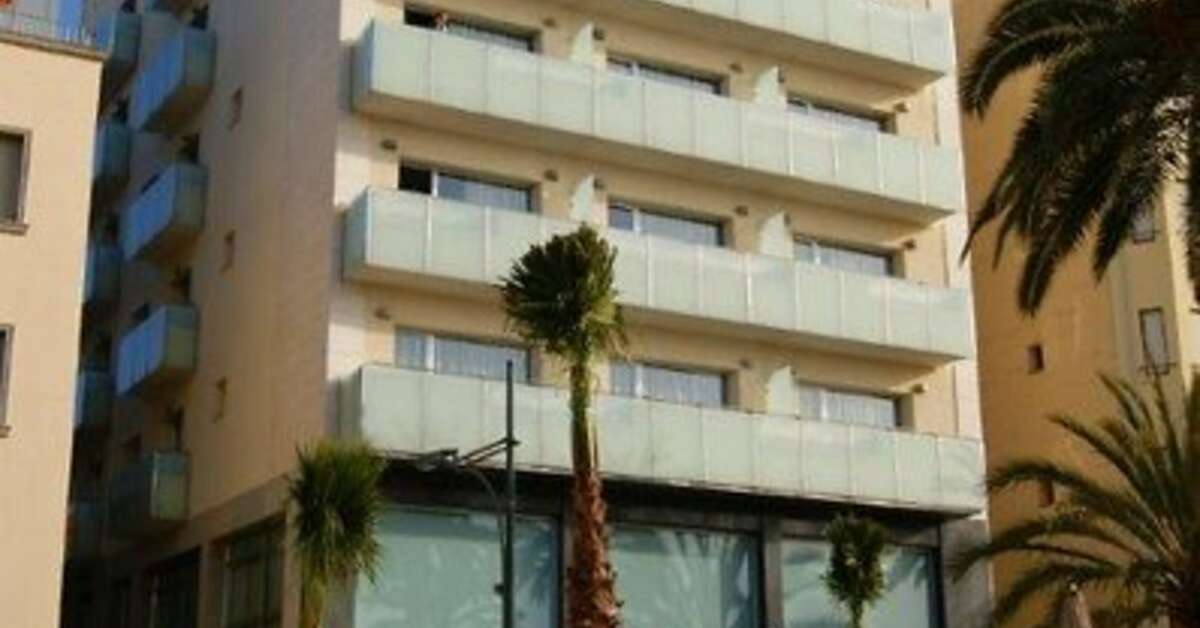 Een foto van de buitenkant van URH Hotel Excelsior