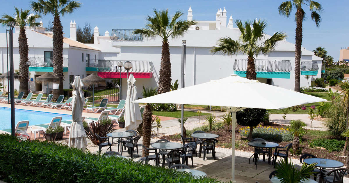 Een foto van het terras bij Bayside Salgados Appartementen