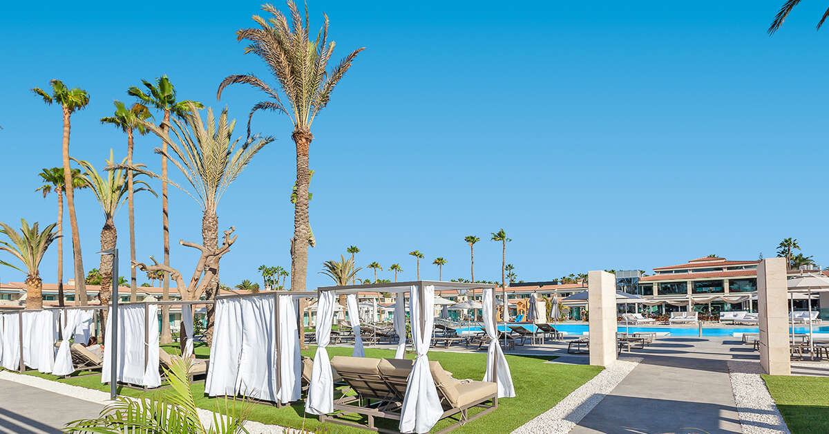 Een foto van het terras bij Kumara Serenoa by Lopesan Hotels