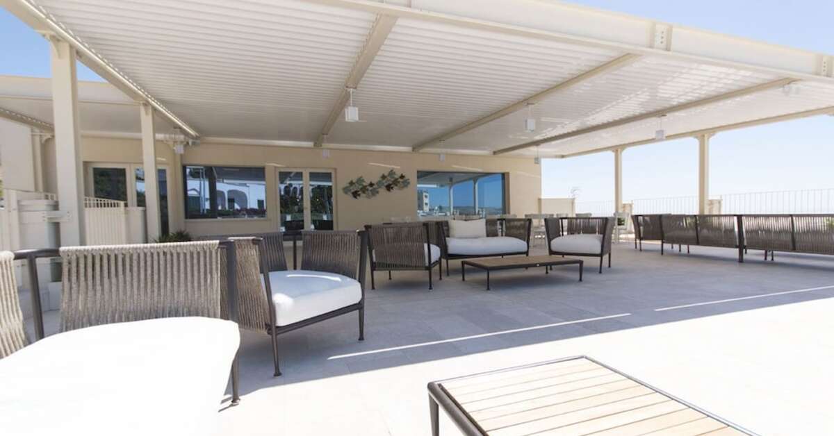 Een foto van het terras bij Est Hotel