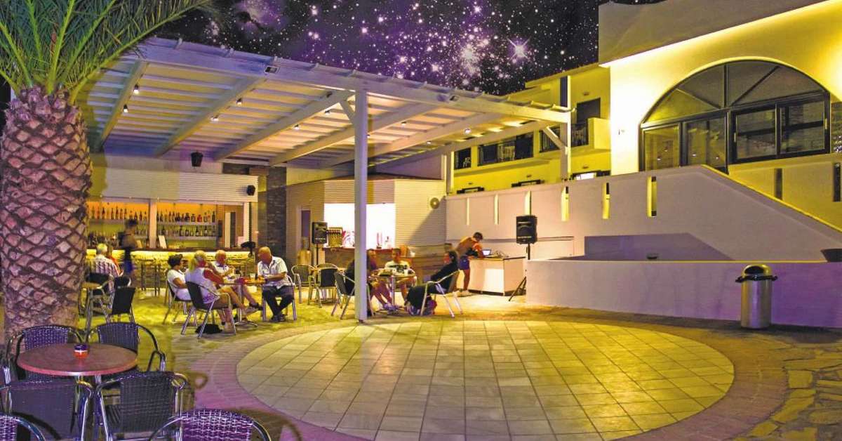 Een foto van het terras bij Hotel Saint Nicholas