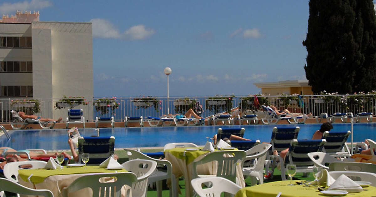 Een foto van het terras bij Dorisol Estrelicia Hotel