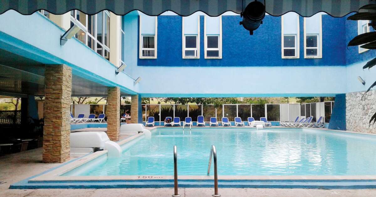 Ein Foto vom Pool im MarAzul Hotel