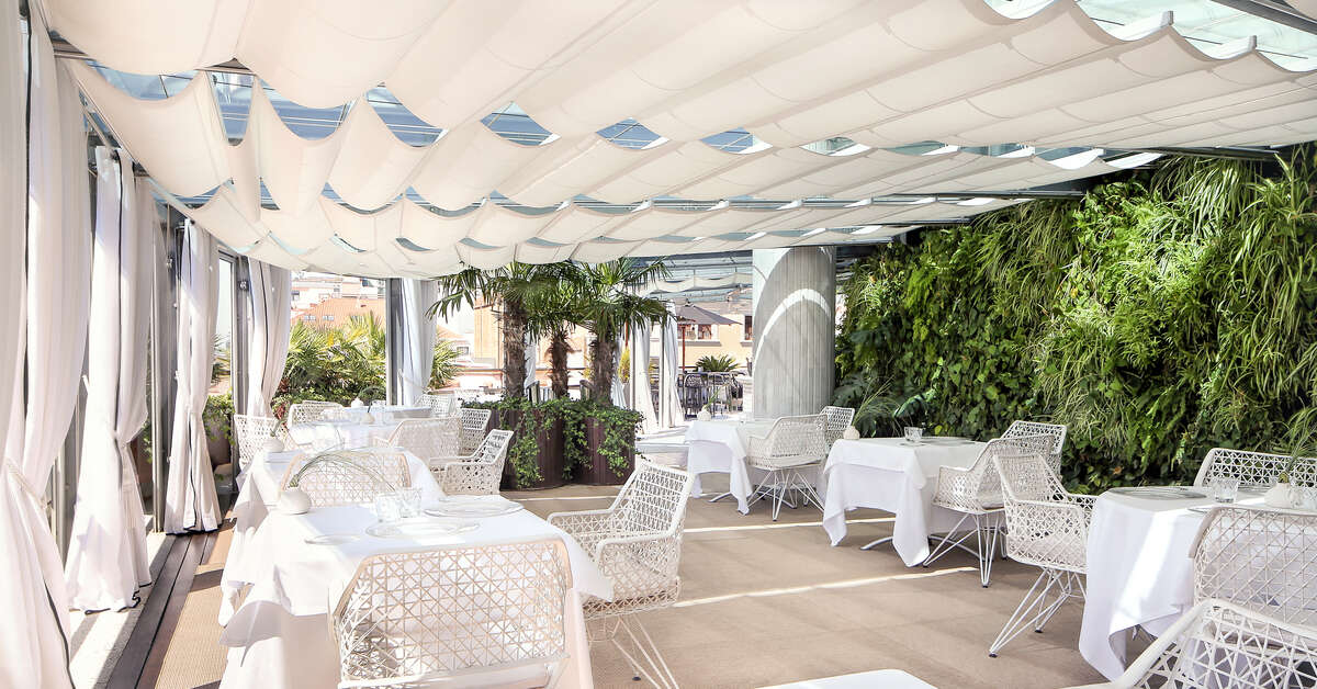 Ein Foto von der Terrasse im Claris Hotel & Spa