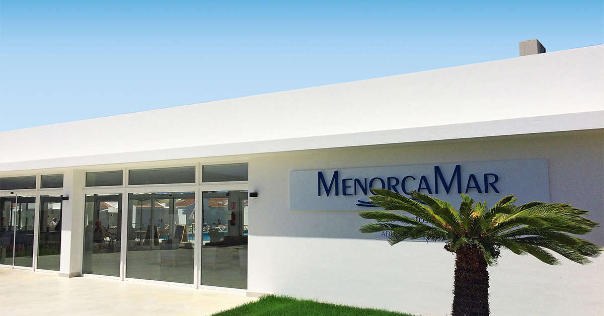 Een foto van de buitenkant van Sagitario Menorca Mar Appartementen