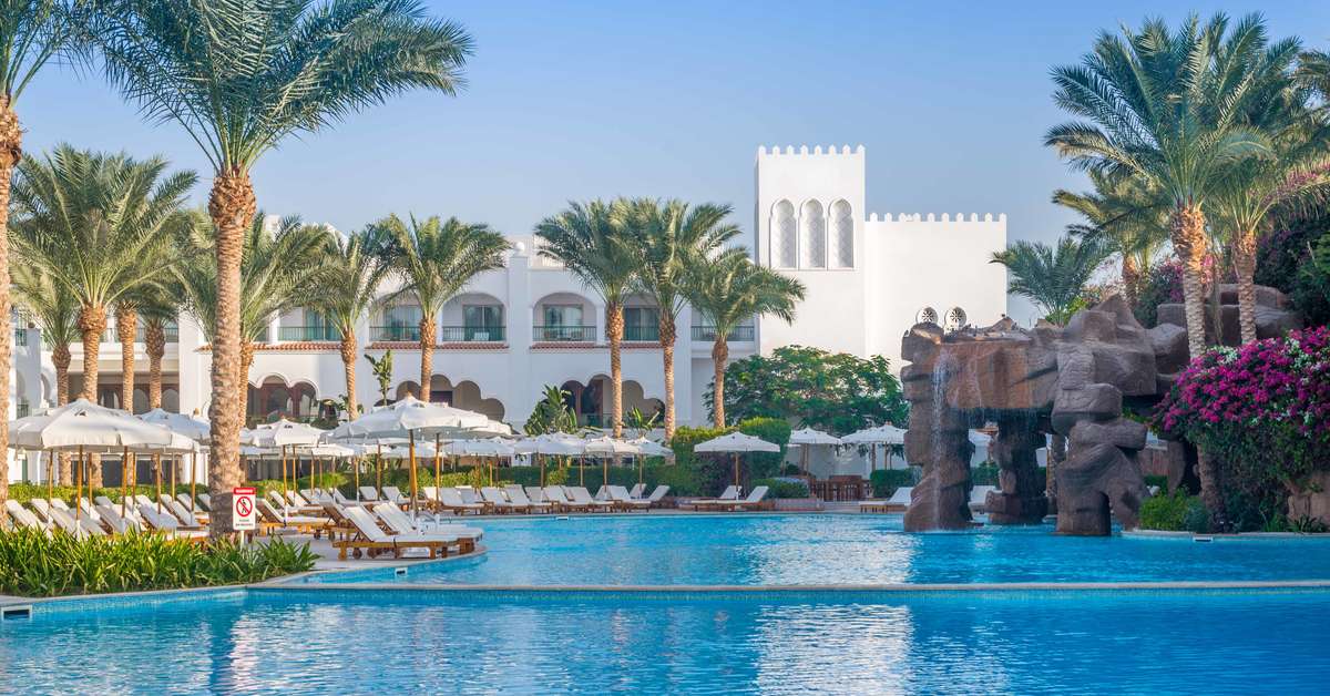 Een foto van het zwembad bij Baron Palms Resort