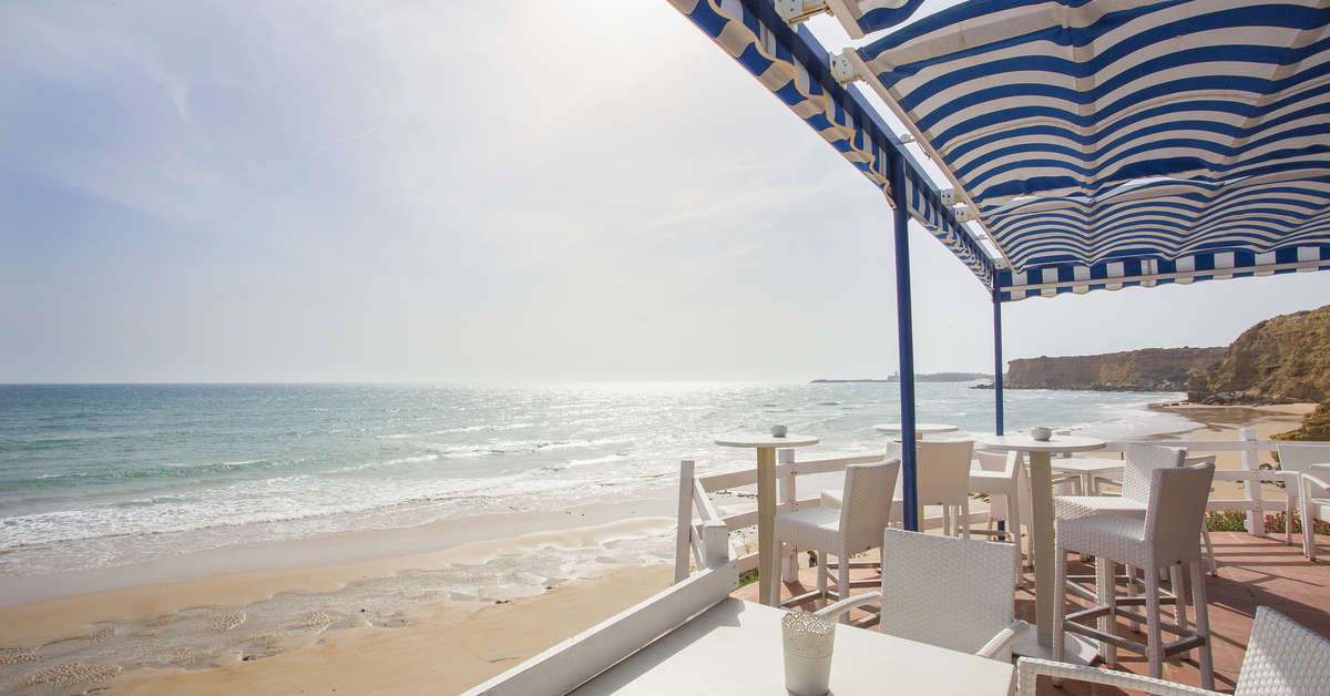 Een foto van het terras bij Hipotels Flamenco Conil