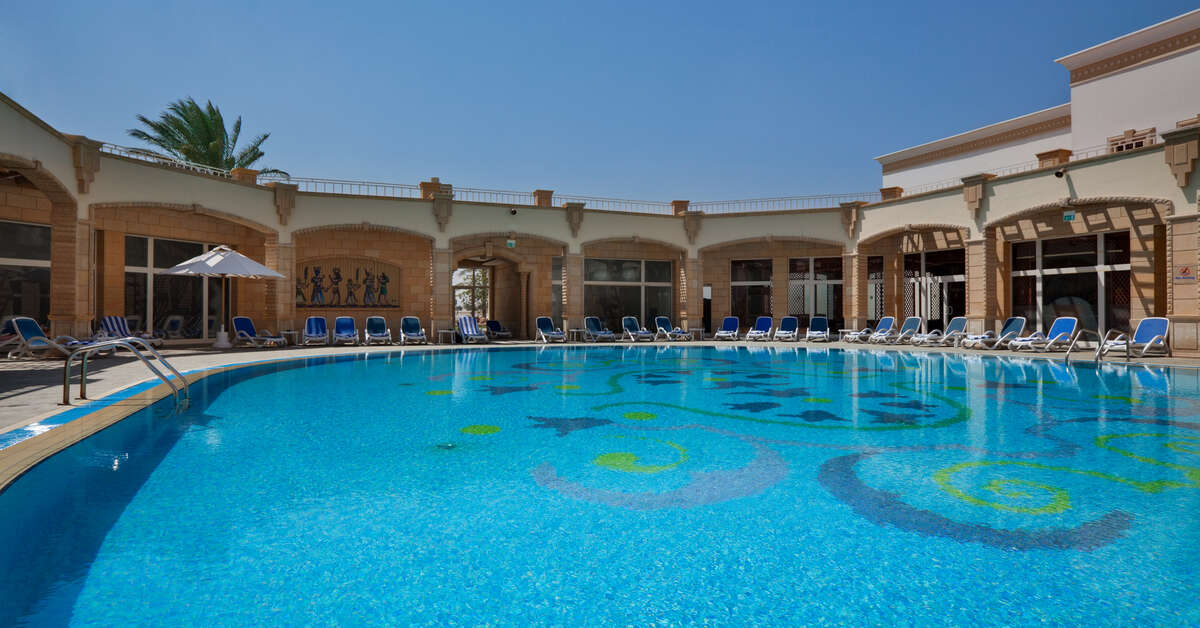 Een foto van het zwembad bij Palm Royale Soma Bay