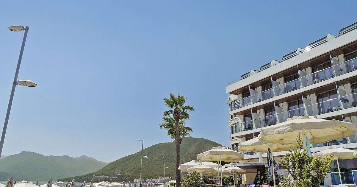 Een foto van de buitenkant van Marbella Hotel