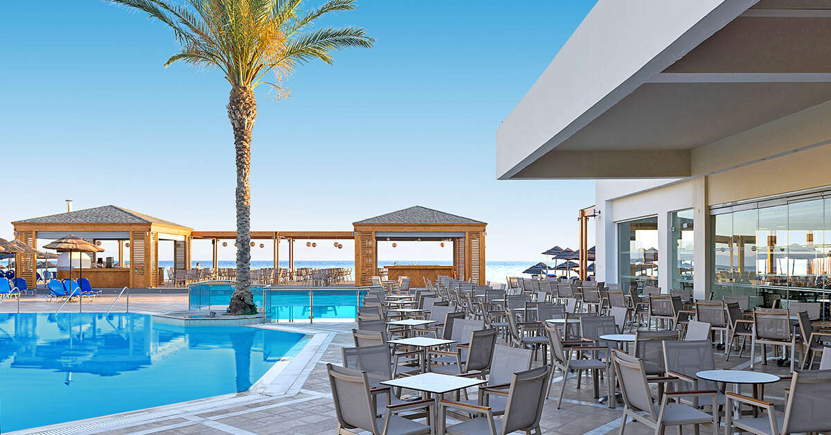Een foto van het terras bij Avra Beach Resort Hotel & Bungalows