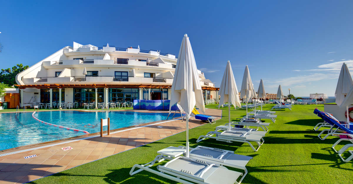Een foto van het zwembad bij SBH Crystal Beach Hotel & Suites
