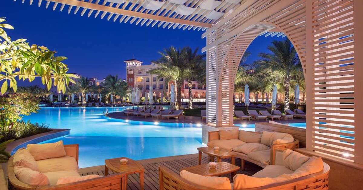 Een foto van het terras bij Baron Palace Resort