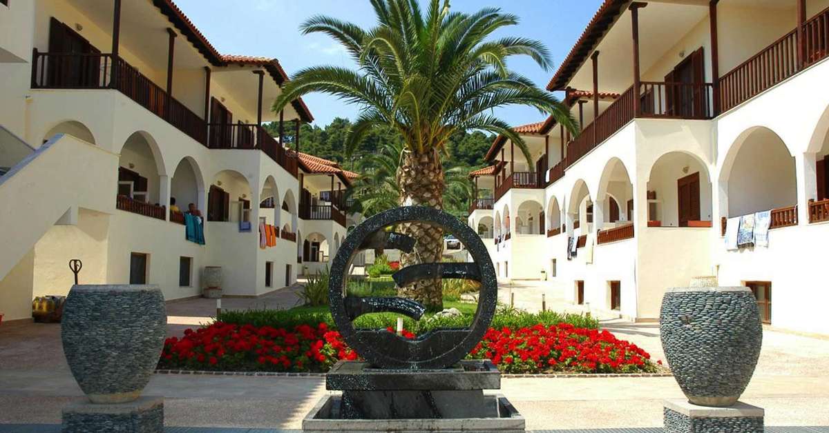 Ein Foto von der Außenansicht des Possidi Paradise Hotel