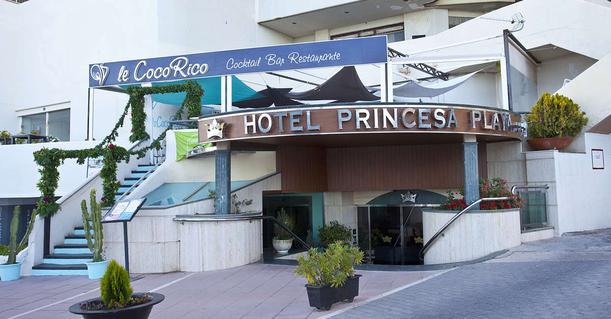 Een foto van de buitenkant van Hotel Princesa Playa Marbella