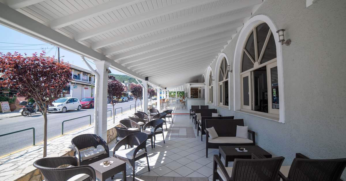 Een foto van het terras bij Hotel Alkionis