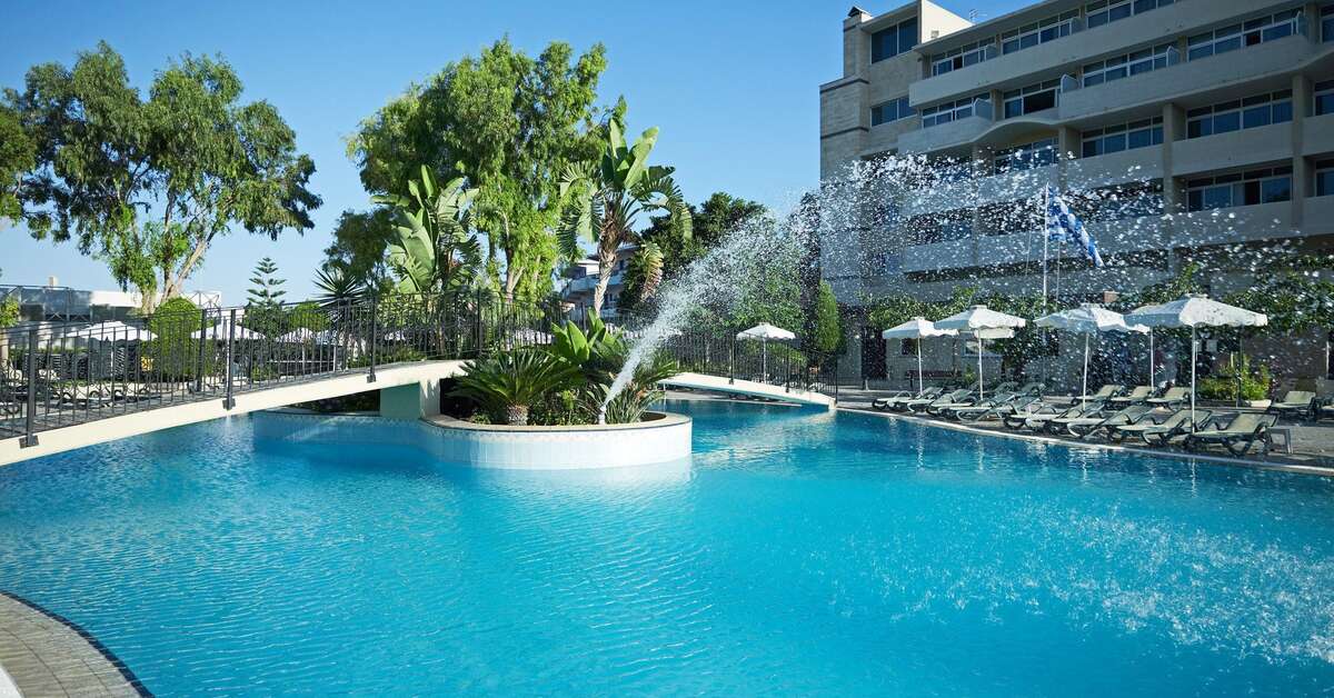 Een foto van het zwembad bij Atlantica Princess Hotel