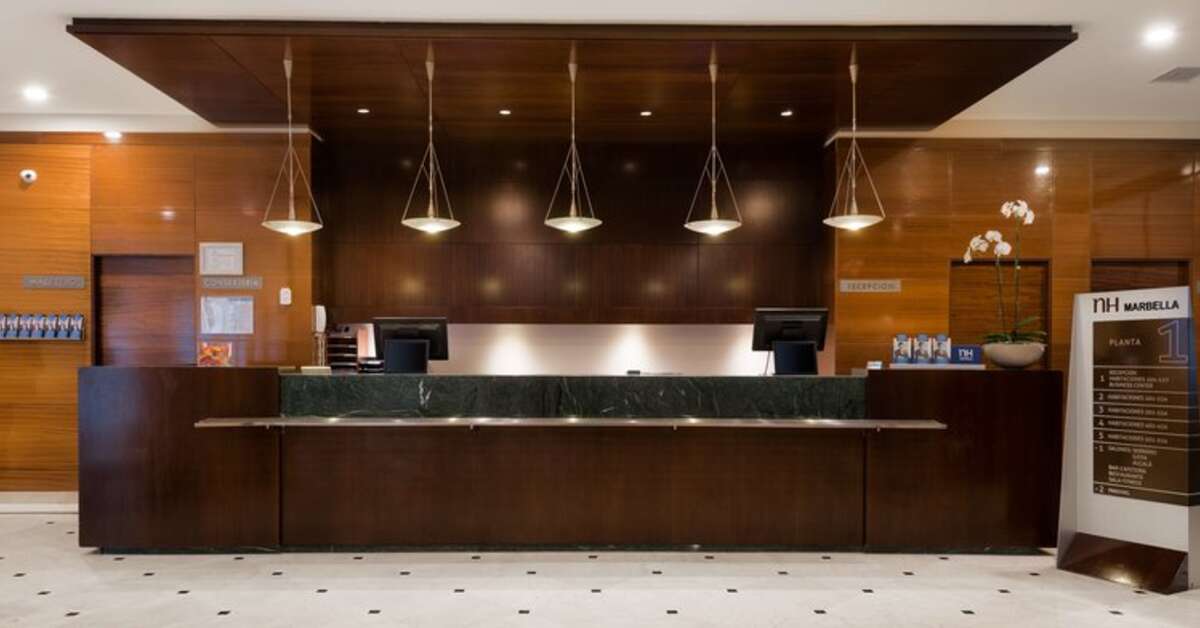 Een foto van het interieur van NH Marbella