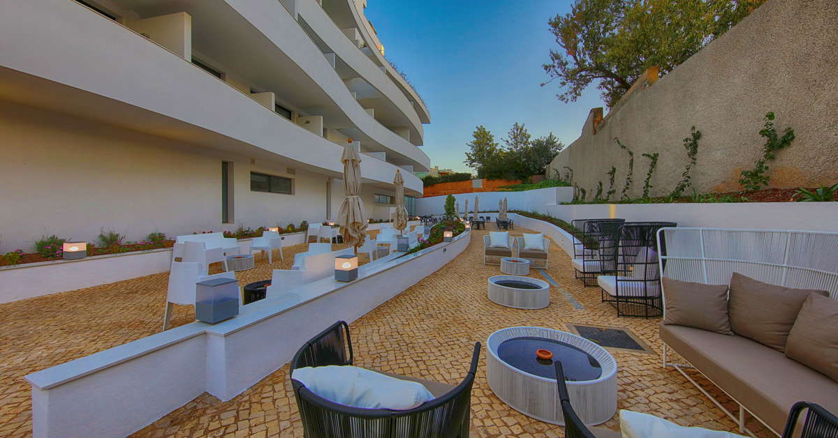 Een foto van het terras bij Jupiter Marina Hotel