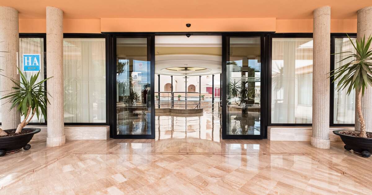 Een foto van de buitenkant van Rosamar Ibiza hotel