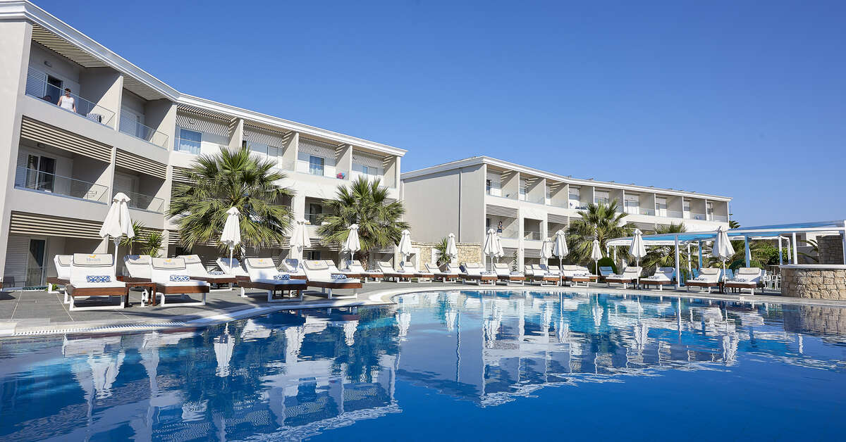 Een foto van het zwembad bij Mythos Palace Resort & Spa