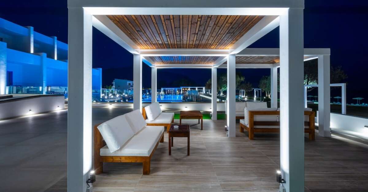 Een foto van het terras bij Kamari Plus Hotel