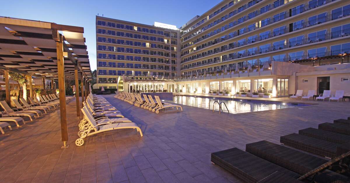 Een foto van het zwembad bij BG Java Hotel