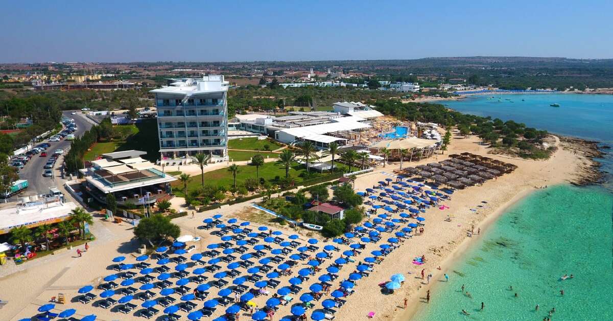 Een foto van het strand bij Asterias Beach Hotel