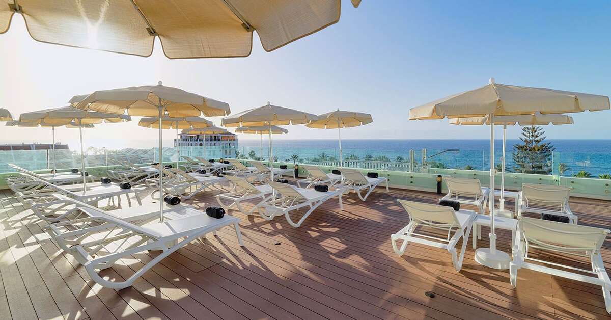 Een foto van het terras bij H10 Las Palmeras